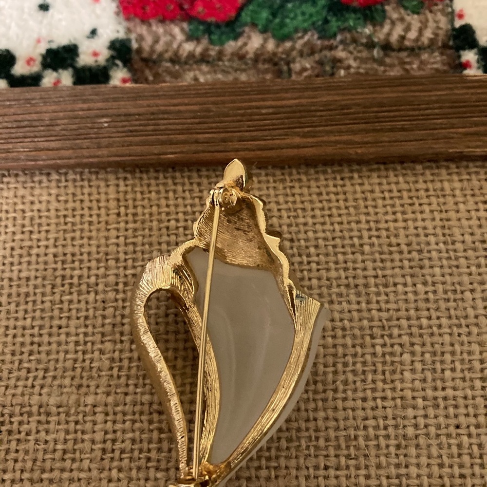 Vintage Gold tone Seashell Brooch - Picture 2 of 2